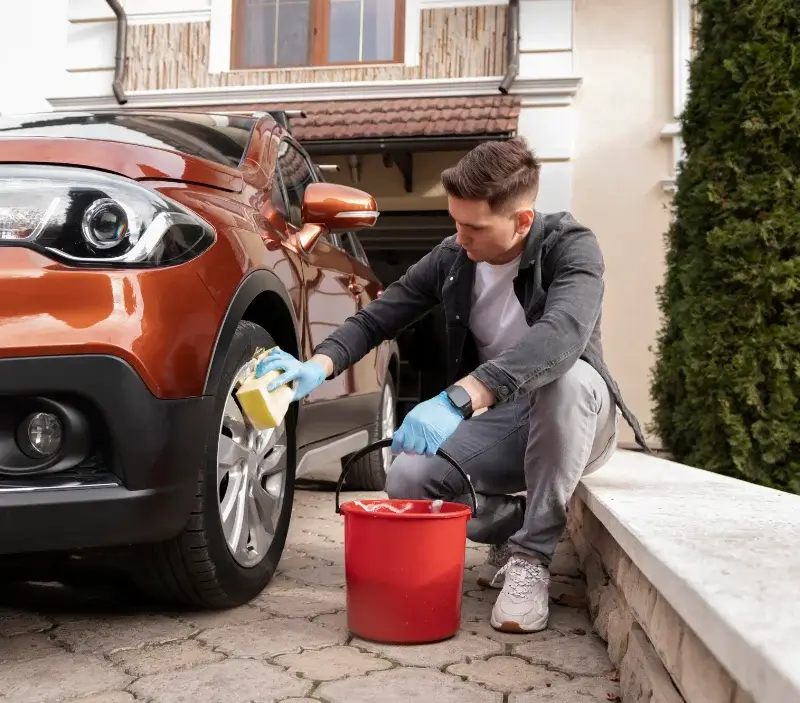 Lavage auto à domicile Mézy-Moulins : professionnel intervenant sur un véhicule
